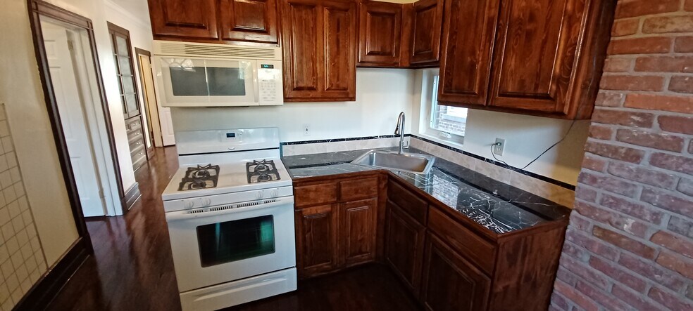 Building Photo - 262 Bond St