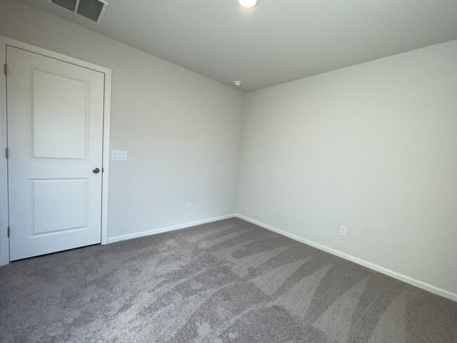 Building Photo - MOVE IN SPECIAL!! 4 bed 2 bath 2 car garag...