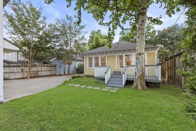 Building Photo - Montrose Gem: 2-Bed Bungalow