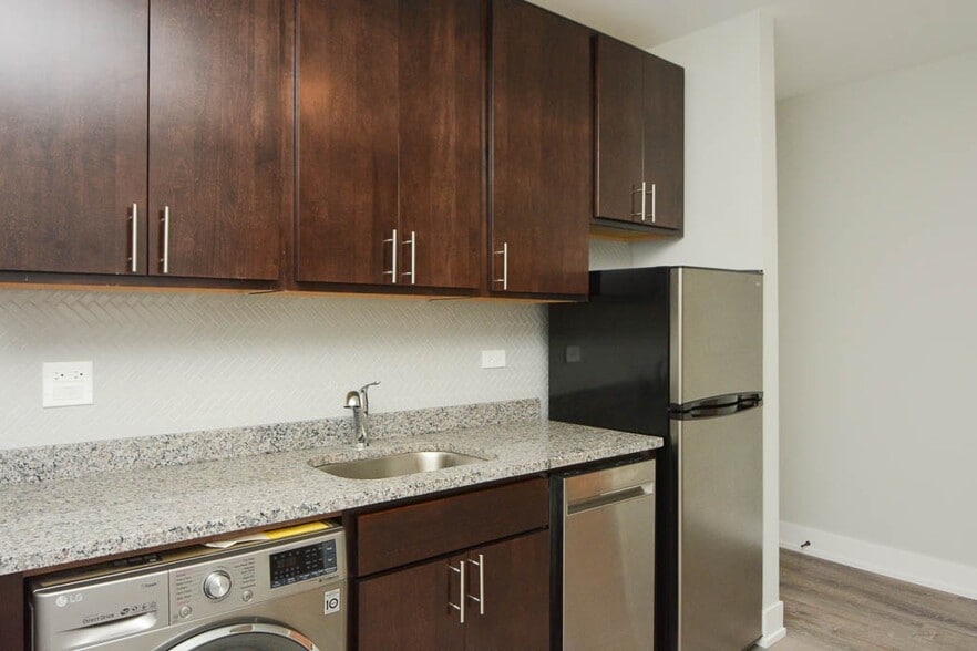 Building Photo - 533 W Belden Ave