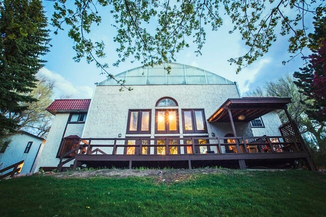 Building Photo - 706 E Stuart St