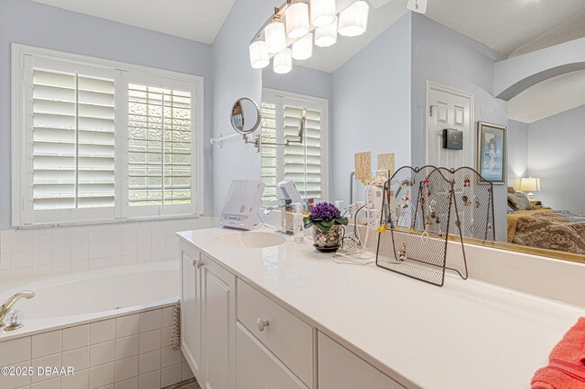 Building Photo - 6 Oak Village Dr