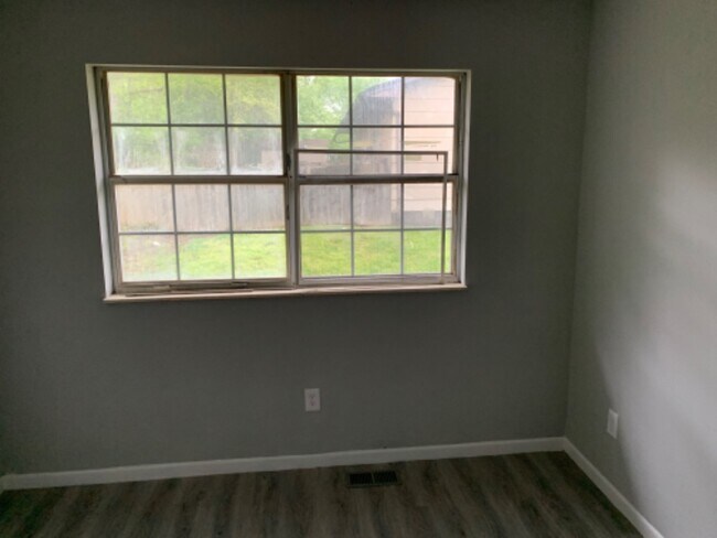 Building Photo - 523 Sleepy Hollow Rd