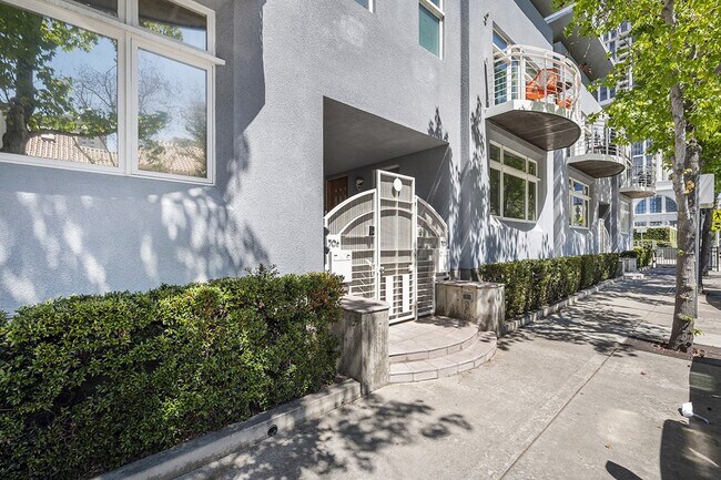 Building Photo - Modern 3 Bedroom Townhouse with Prime Location on Kettner Boulevard in San Diego