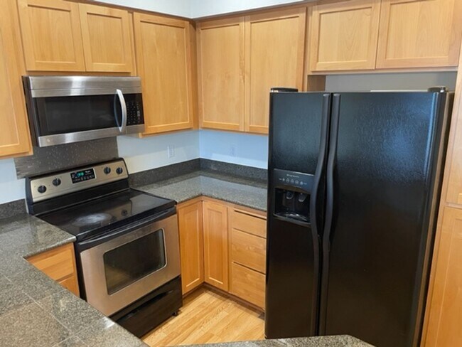 Building Photo - Beautiful 3 Bed 2.5 Bath Townhome in Talus, Issaquah