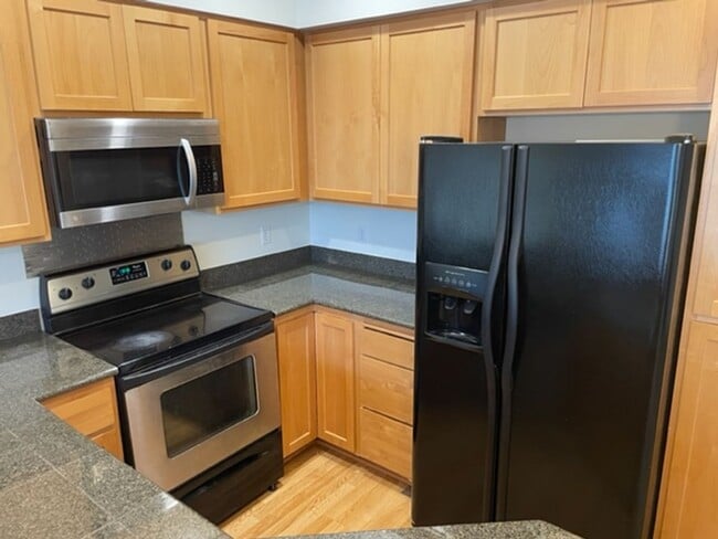 Building Photo - Beautiful 3 Bed 2.5 Bath Townhome in Talus...