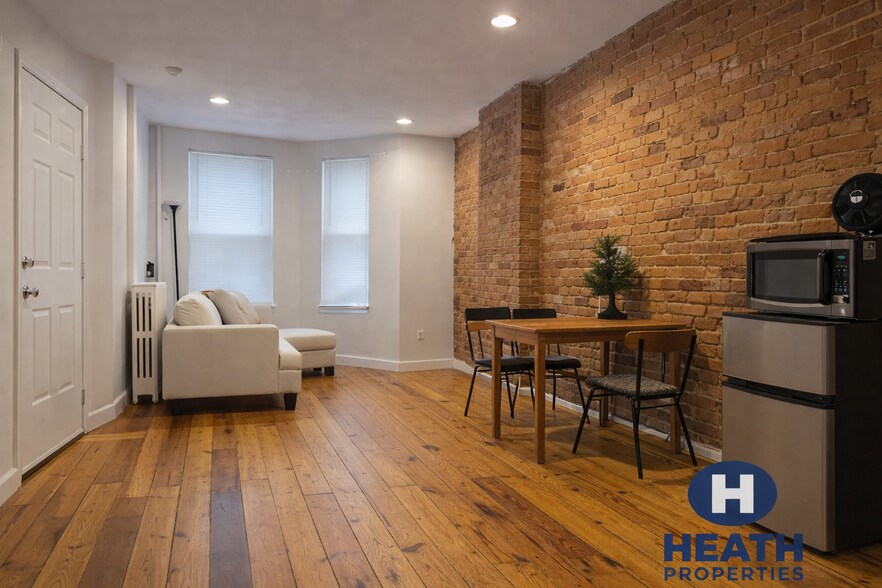 Building Photo - 210 Hemenway St