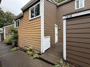 Building Photo - 1614 Village Park Pl