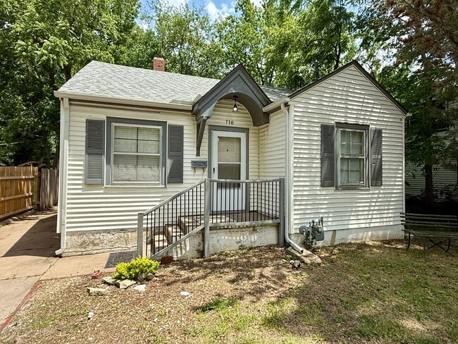 Building Photo - 716 S Broadview St