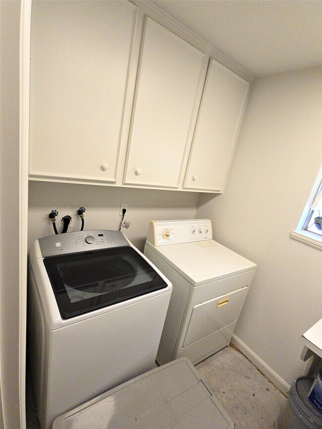 Building Photo - 9731 Briar Forest Dr