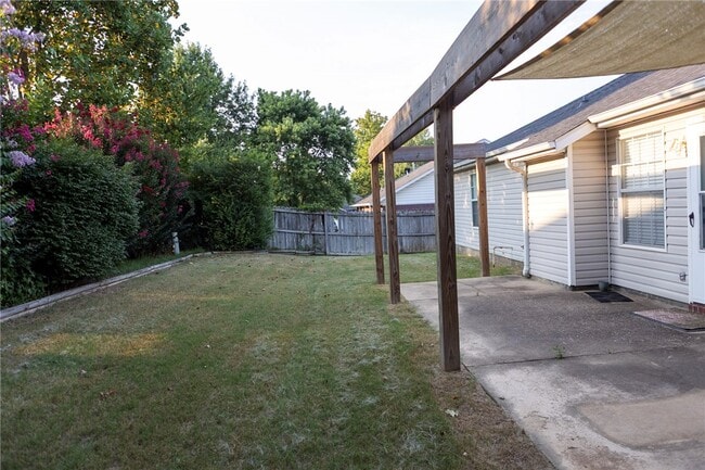 Building Photo - 833 S Eastview Dr