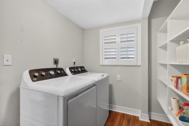 Building Photo - 6660 Cape Hatteras Way NE