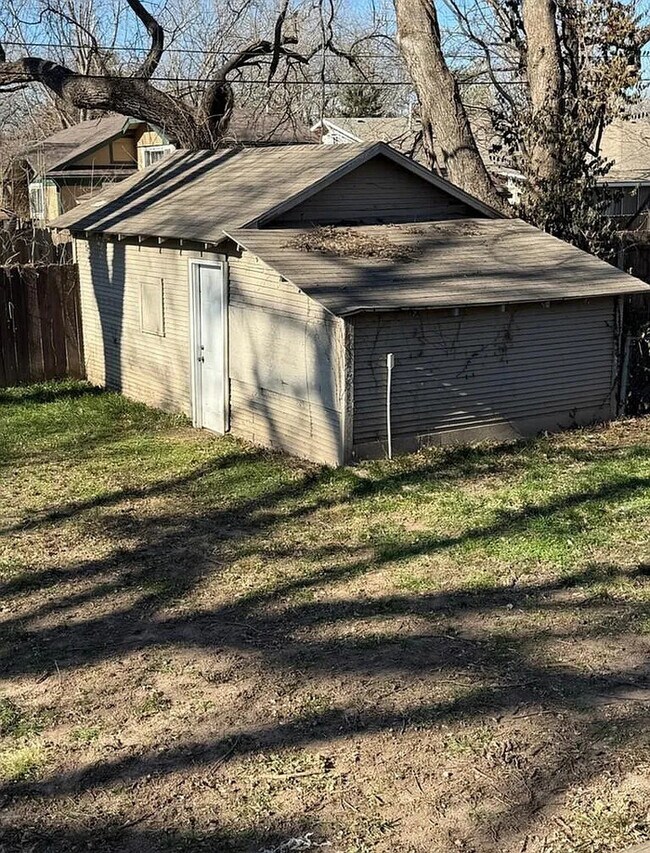 Building Photo - 1115 N Carlos Ave