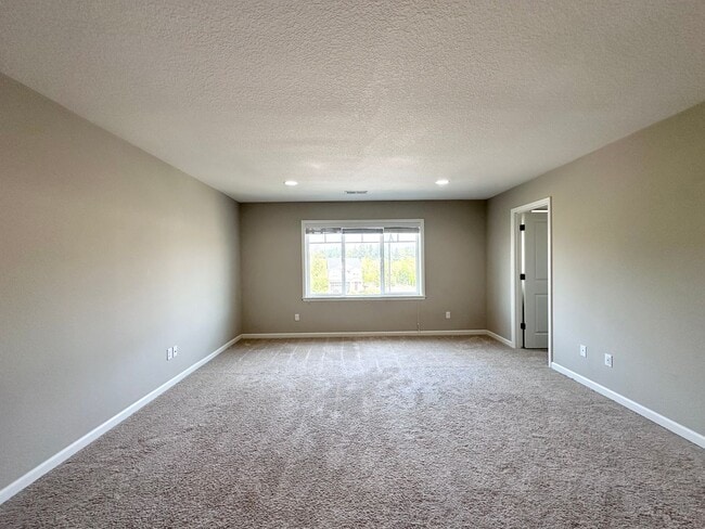 Building Photo - Stunning Modern 5 Bed 3 Bath Home in North...