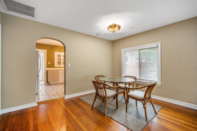 Building Photo - Spacious 2-Bedroom Home with Front Porch, ...