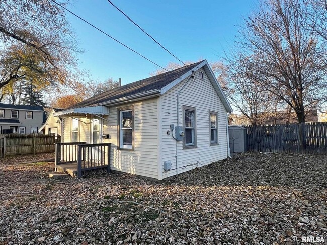 Building Photo - 1411 E Crestwood Dr