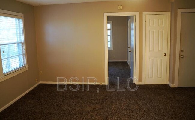 Building Photo - 1141 NE Chester Ave