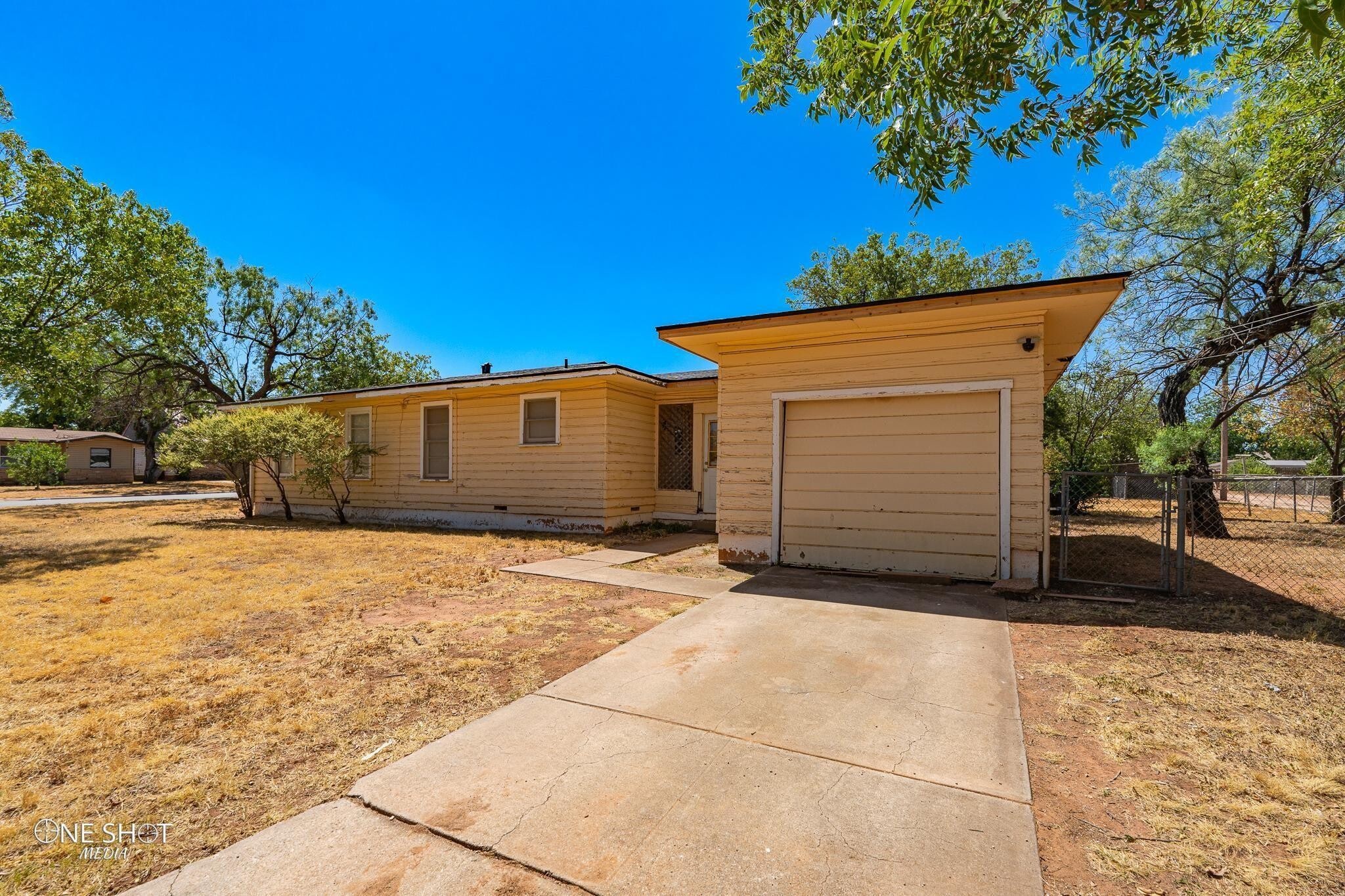 Building Photo - 1002 S San Jose Dr