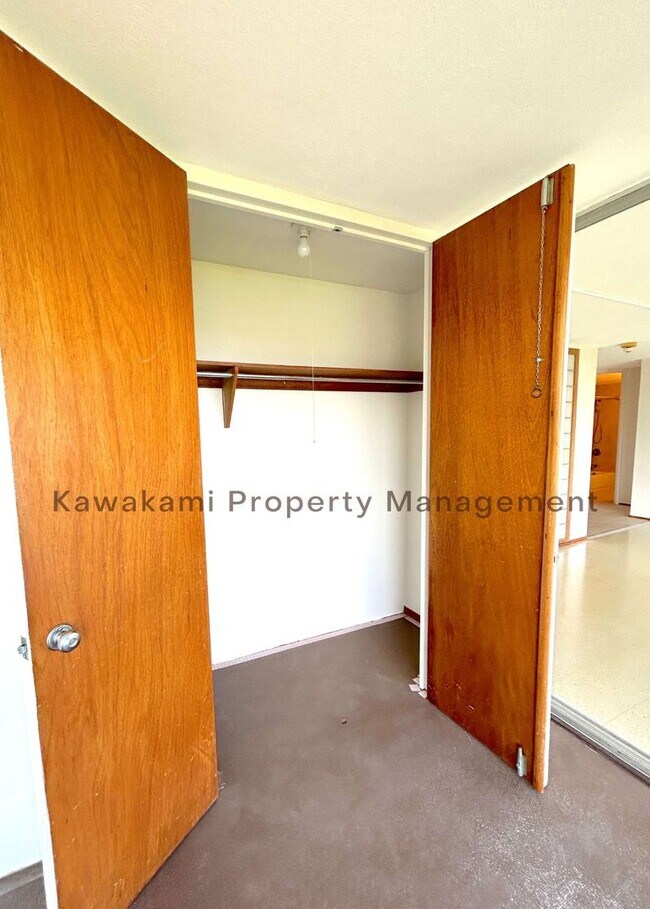 Building Photo - 18th Floor Queen Emma Gardens Apartment - ...