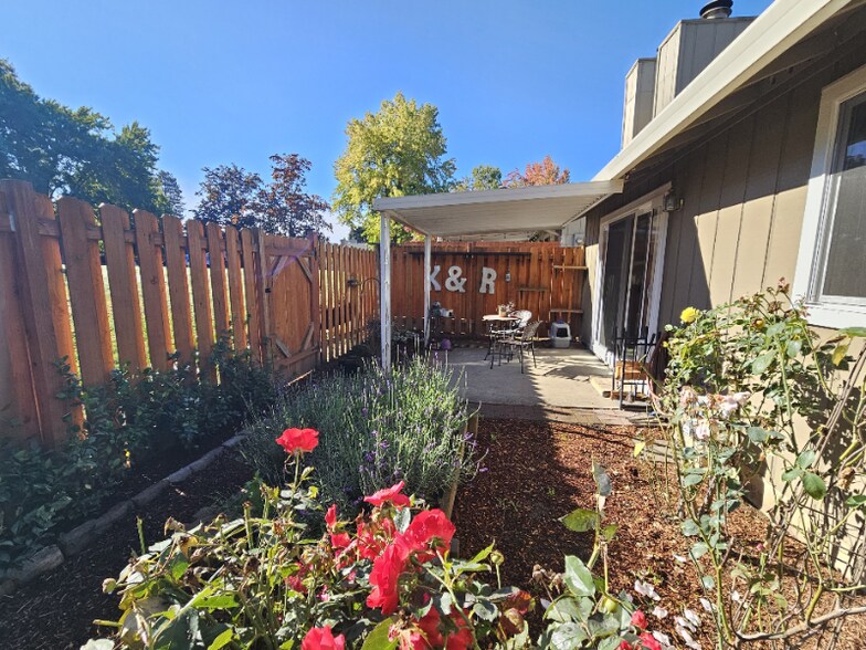 Building Photo - 2931 SE Bluebird Dr
