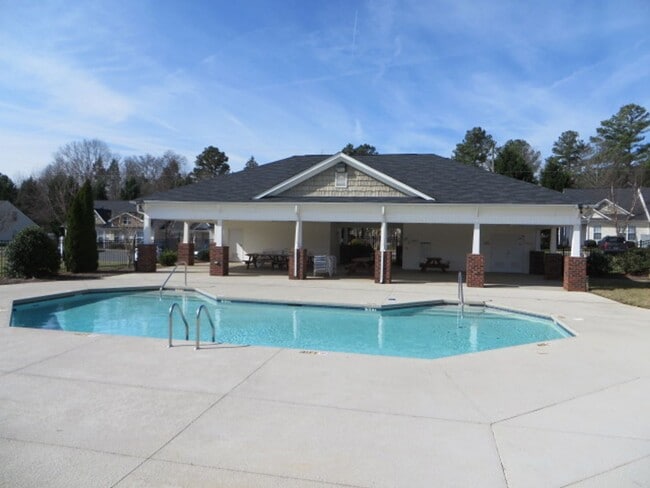 Building Photo - Beautifully maintained 3-bedroom, 3 bath e...