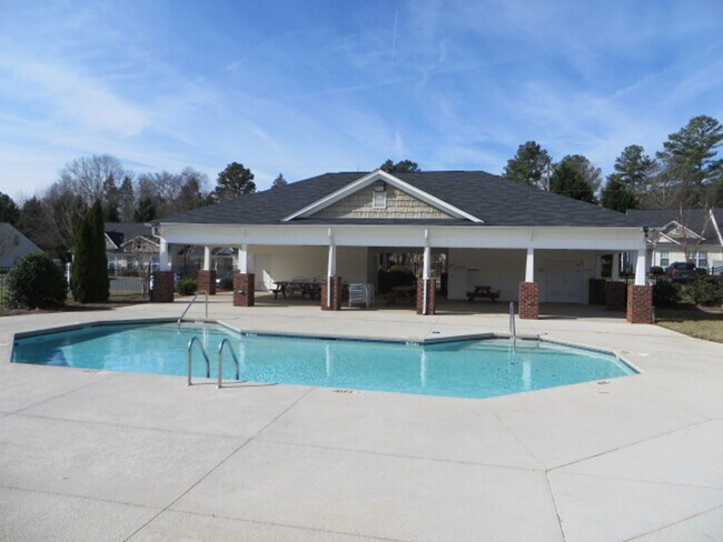 Building Photo - Location! Location! 3 bedroom End Unit Tow...