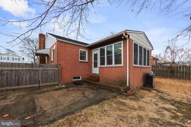 Building Photo - 304 Newfield Rd