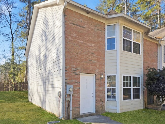 Building Photo - Charming Forest Park Townhome with Modern Finishes