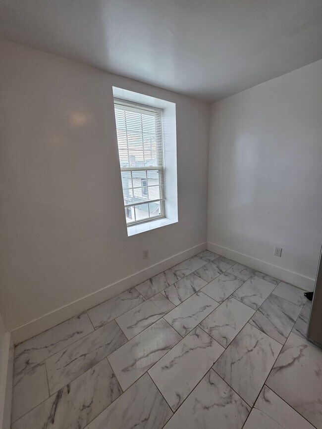 Building Photo - Modern 2-Bedroom Upper-Level Gem