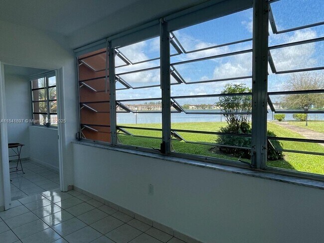 Building Photo - 1591 NE Miami Gardens Dr