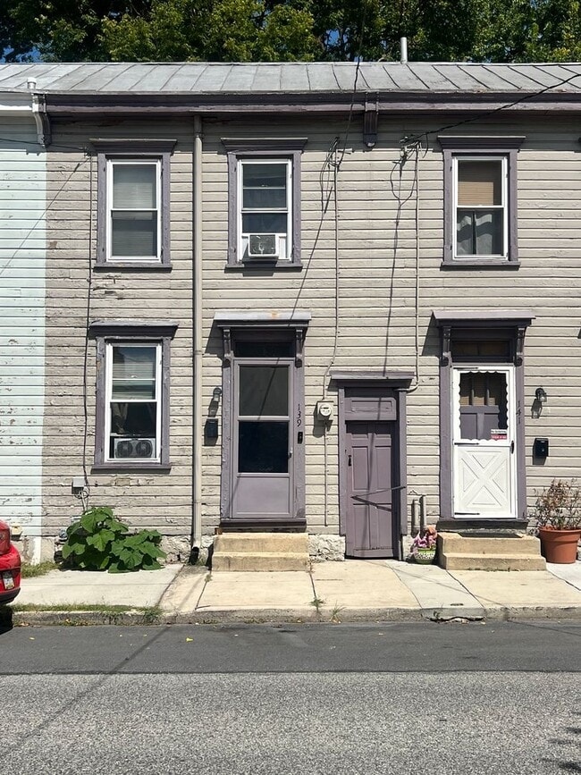 Primary Photo - 2-bedroom, 1.5-bathroom home located in th...