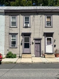 Building Photo - 2-bedroom, 1.5-bathroom home located in th...
