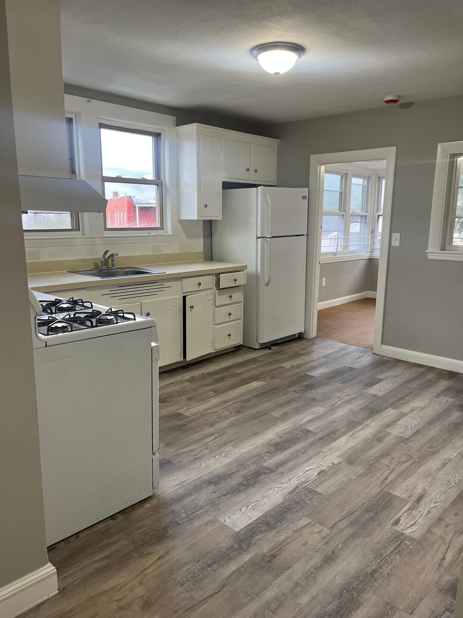 Building Photo - 10 Wakefield Ave