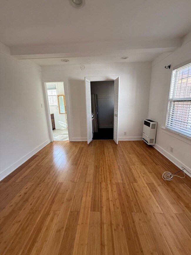 Building Photo - 6028 Eleanor Ave