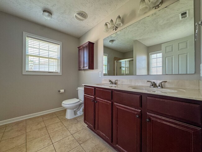 Building Photo - Lovely 4 Bed 2 Bath Home in West Gate