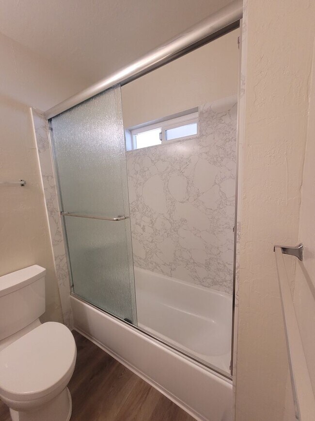 Building Photo - Three bedroom 1 bath with central heat and air