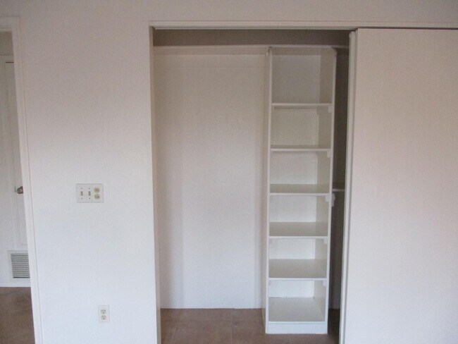 Building Photo - 2 Bedroom, 2 Bath