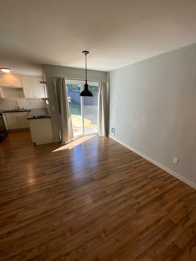 Building Photo - Immaculate N Tacoma 3bdr 2bath with full size W/D