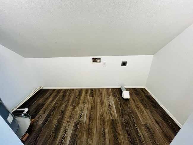 Building Photo - Newly Remodeled Apartment in the Center of Downtown Poulsbo!