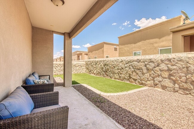 Building Photo - Beautiful 3 bed-2 baths with Casa Club/Gym...