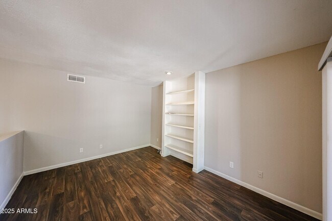 Building Photo - 747 S Ext Rd