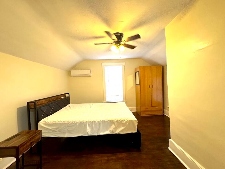 Building Photo - 1233 E Center St