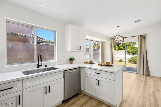 Building Photo - 7400 Queen Palm Dr