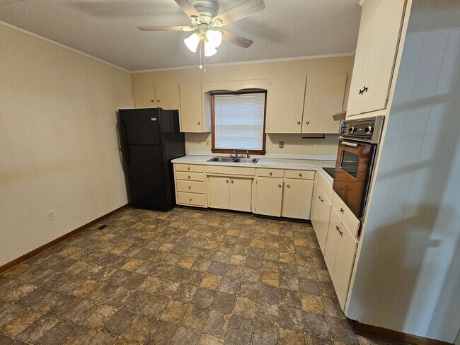 Building Photo - Beautiful 3 Bedroom Ranch in Central Manchester