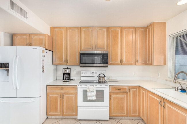 Building Photo - 220 N 22nd Pl