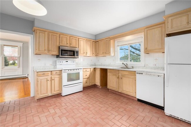 Building Photo - 1561 Cranston St