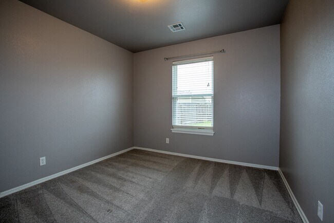 Building Photo - 3 Bed / 2 Bath in Owasso!