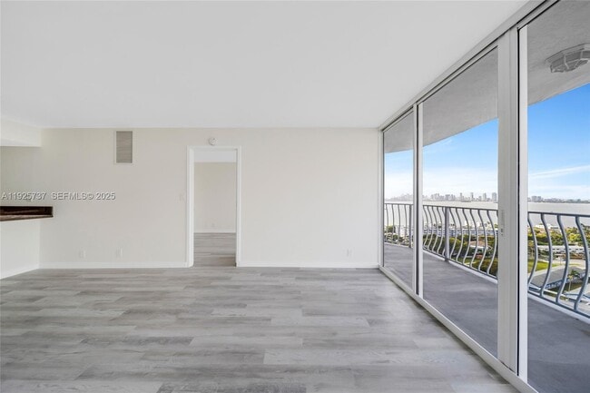 Building Photo - 7601 E Treasure Dr