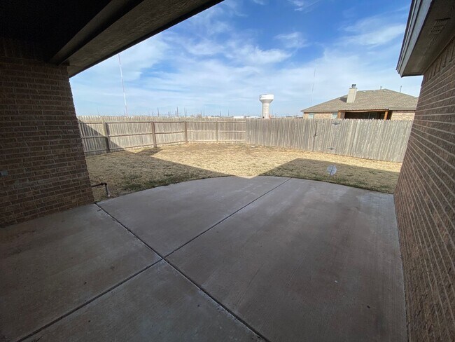 Building Photo - 3/2/2 - South of Loop 289, off of 89th & A...