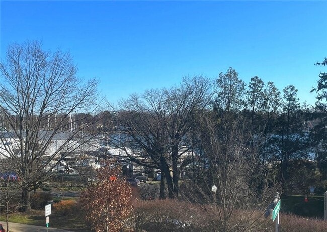Primary Photo - 136 W Boston Post Rd